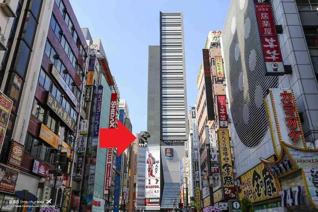 新宿中心地歌舞伎町紧邻伊势丹电器城免费wi-Fi。 Tokyo 0*,